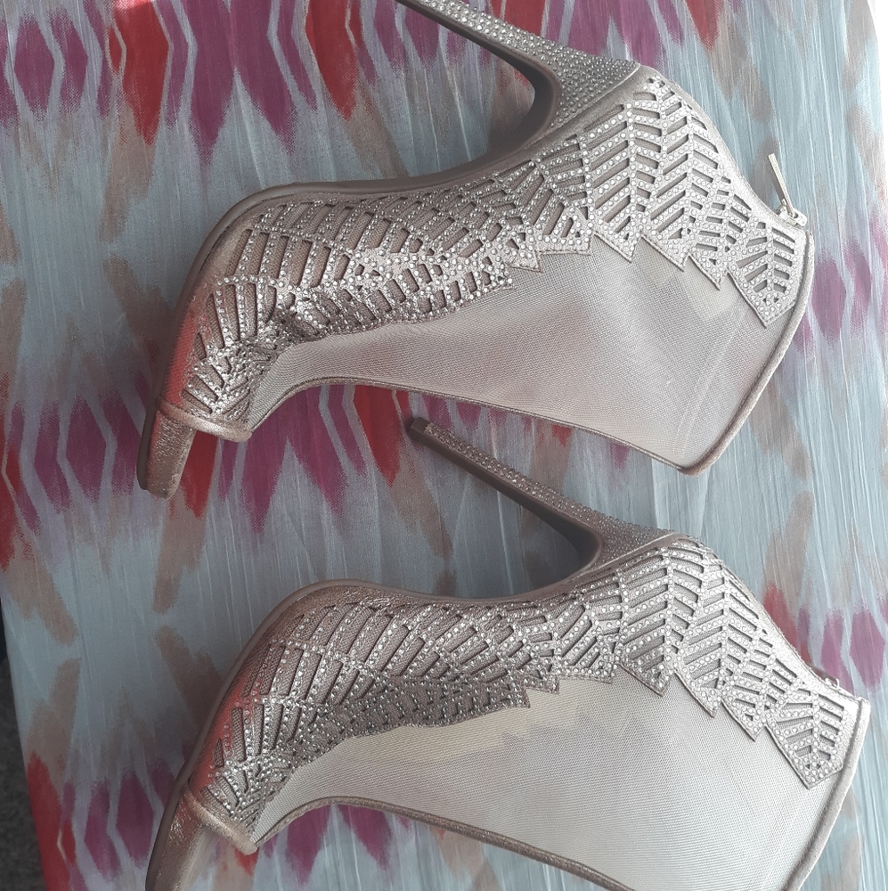 SOLD! Jessica Simpson Booties